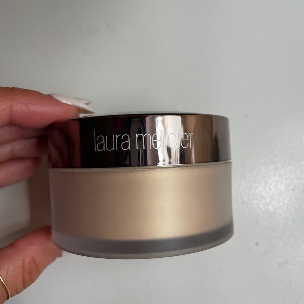 Laura Mercier setting powder